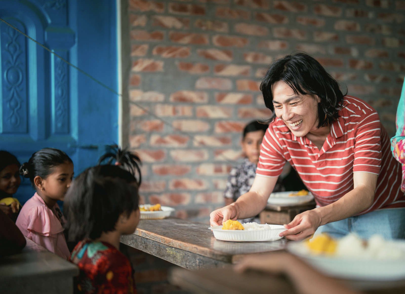 子どもたちに食事を配る様子